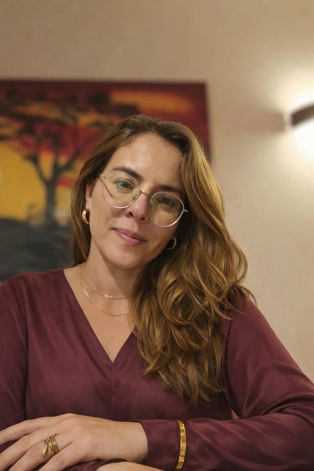 Raquel Moreno, de blusa bordô, a sorrir para a câmara