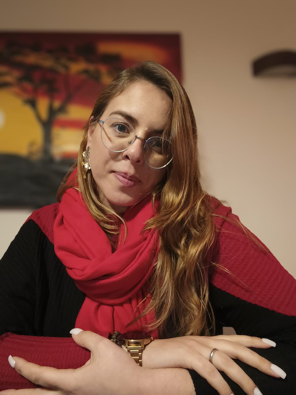 Raquel Moreno, de lenço vermelho, a olhar para a câmara
